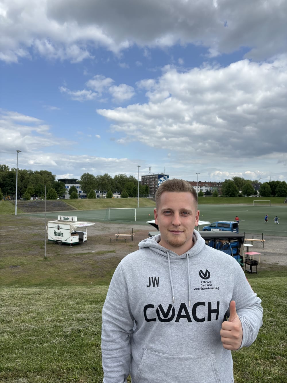 Julian Wehner als Trikotsponsor am Sportplatz im Ruhrgebiet