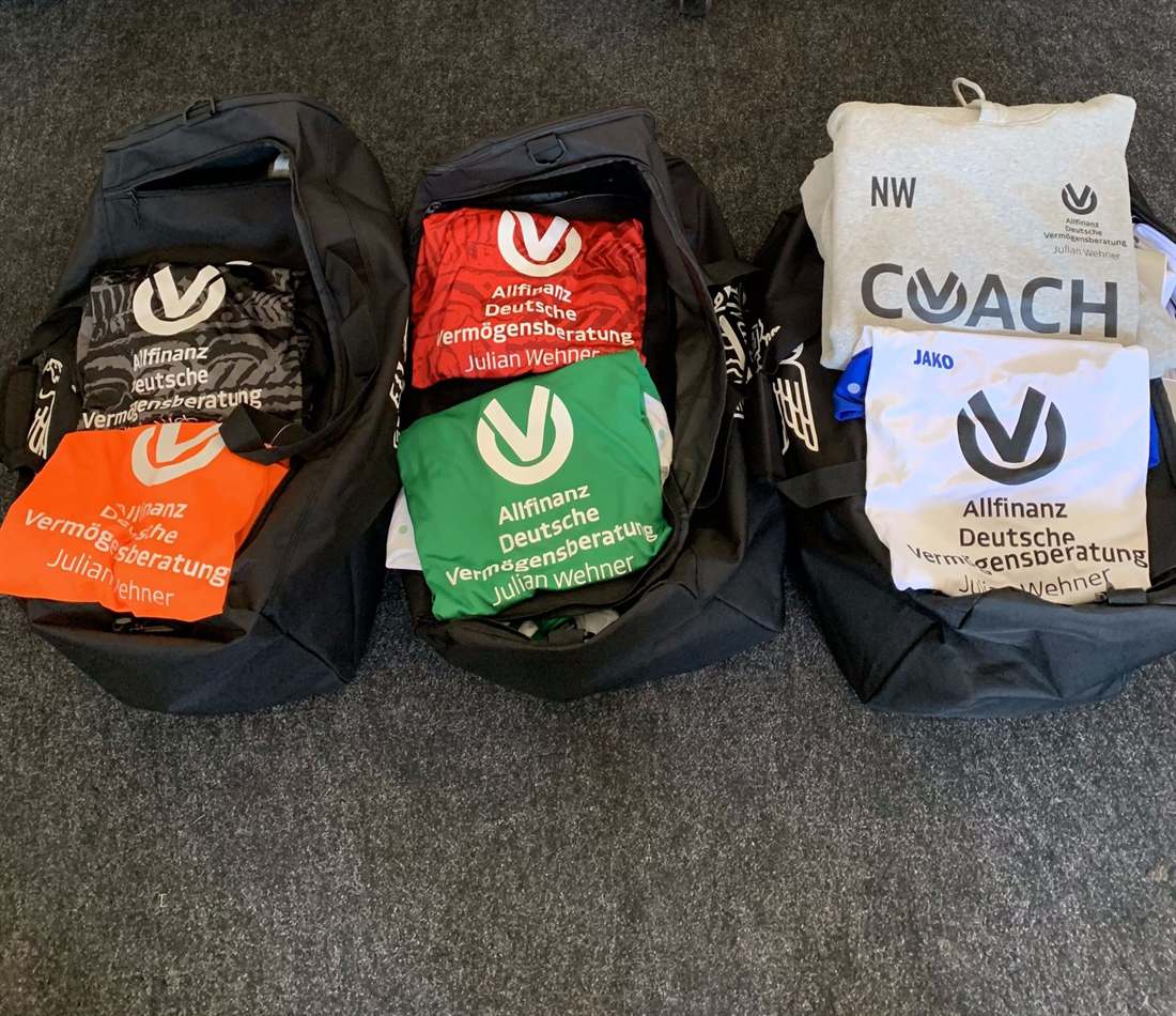 Gepackte Taschen mit neuen Trikots und Hoodies