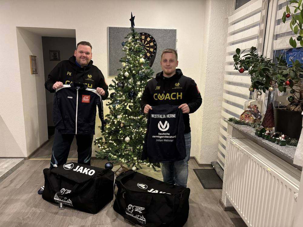 Übergabe neuer Anzüge an einen Trainer