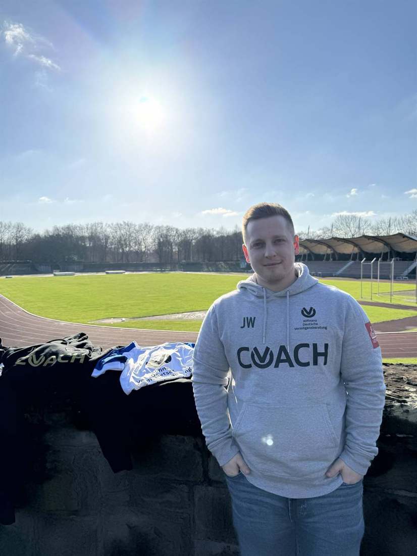 Julian Wehner bei einer Übergabe am Sportplatz